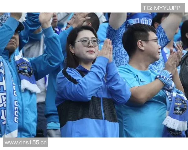 球迷在看台上表白成功，现场掌声雷动